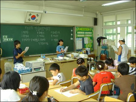 부곡초, 2학기 첫 학급회의 모습  지난 금요일, 부곡초 6학년 1반 교실에서 2학기 첫 학급회의가 개최됐다. 