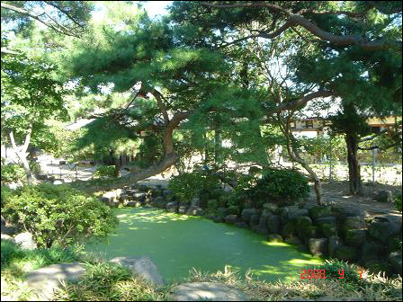 이 고가의 정원에는 한반도 지도를 본따 만든 연못이 있다.