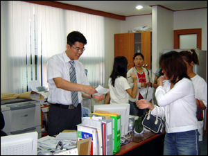 2003년 9월 태풍 '매미' 때 정전사고 피해를 입은 거제시민들이 한국전공사를 상대로 손해배상청구소송을 냈다가 패소했다. 사진은 당시 주민들에게 소송에 대해 설명하고 있는 김한주 변호사의 모습.