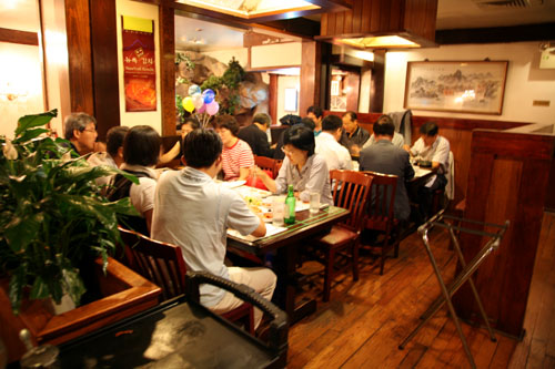 교포가 운영하는 금강산식당에서 늦은 저녁시간에 맛있게 먹는 일행들 