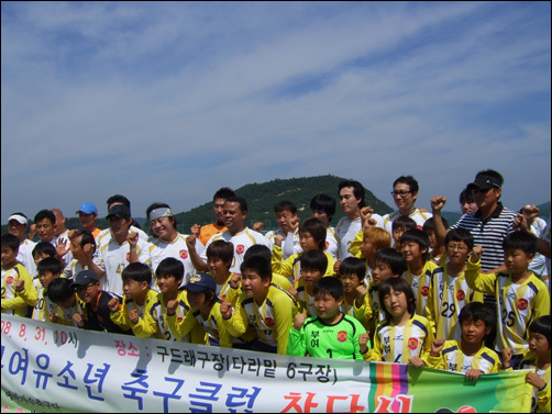  일레븐 축구단이 선물한 유니폼으로 갈아입은 유소년 축구단.