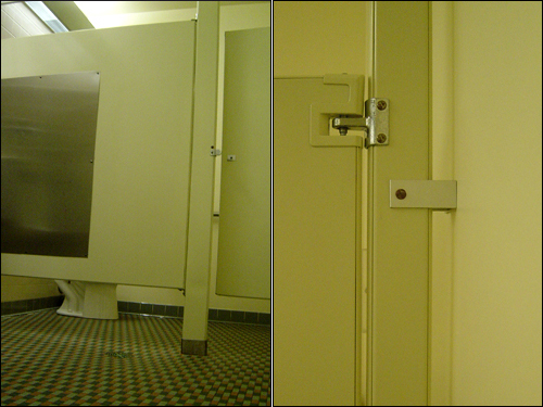 미국의 공중화장실은 사용자의 프라이버시를 배려하지 않는 듯한 '허술한' 구조로 되어 있다. 그러나 이것은 다른 의미의 프라이버시를 배려하기 위한 미국적 설계구조다. 문 아래와 위, 그리고 벽 사이에 넓은 틈이 보인다.