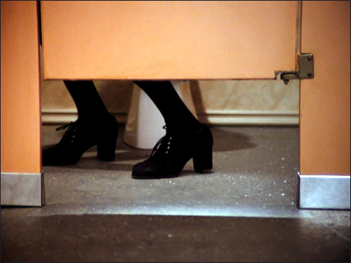 미국 공중화장실은 좌변기에 앉은 사람의 다리가 보이도록 되어 있다. 공중화장실의 이런 구조는 미국 영화나 드라마의 흥미로운 소재가 되곤 한다. 사진은 미국의 시트콤 <사인펠드>의 한 장면.