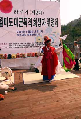 58주기 월미도 미군 폭격 민간인 희생자 위령제에서 김금화 나라만신이 진혼굿을 하고 있다. 