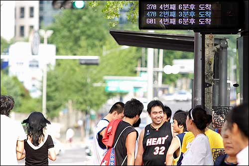  이제 서울시내 버스정류장에서는 자신이 타야 할 버스가 어디쯤 오고 있는지를 확인할 수 있게 되었다. 사진은 연세대 앞 정류장에 설치된 안내 단말기. 