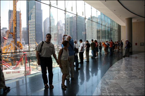 세계금융센터 건물에서 '그라운드 제로' 현장을 바라보는 관광객들.