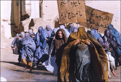시위하는 여성들 "굶어죽게 생겼다." "정치는 모른다." 라며 생존시위를 벌이는 여성들을 무자비하게 탈레반 정권은 진압한다.