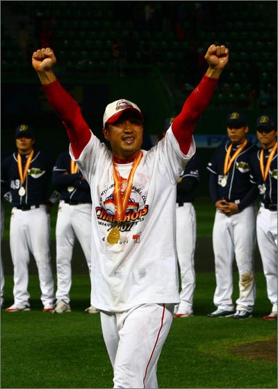 2007년 한국시리즈 MVP 지난 2007년 한국시리즈 MVP는 그가 또 한 번 절망과 싸워 이겼음을 보여주는 훈장이며, 전리품이었다. 