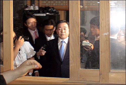 10일 오후 `지역별 범불교도 대회 개최 간담회'가 열린 대구 팔공산 동화사를 찾은 어청수 경찰청장이 지관스님을 만나기위해 총무스님 거처에서 간담회가 끝나기를 기다리고 있다.