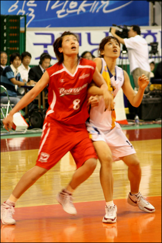  후지쯔의 아유미와 신한은행 김단비가 몸싸움을 하고 있다.