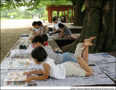 교정에 있는 아름드리 느티나무 아래에서 책읽기에 열중하는 아이들