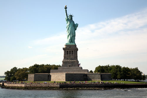 뉴욕을 상징하는 자유의 여신상으로 9.11이후 부분적으로 출입을 통제하고 있다.