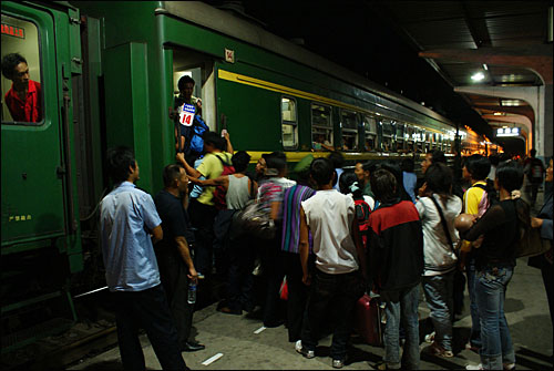 도시로 일하러 나가기 위해 열차를 타는 농민들. 중국에서는 극심한 도농격차로 이농 현상이 급속히 진행되고 있다.