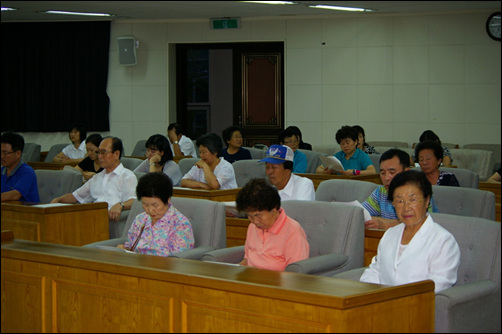  토론회에 참석한 수해지역 주민들.