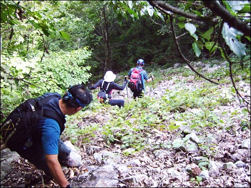 위험한 바위너덜길을 조심조심 내려가는 등산객들