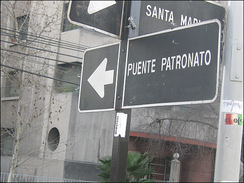 대부분 한국가게가 있는 칠레의 동대문 거리인  파트로나토(patronato)로 가는 다리
