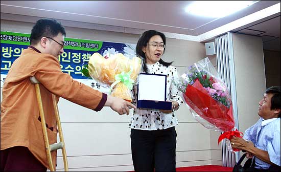 우수의원 상을 받은 뒤 꽃다발을 받는 서울시의회 이수정 의원