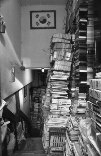 책방 <뿌리서점> 들어가는 계단 둘레에 쌓인 책들.
