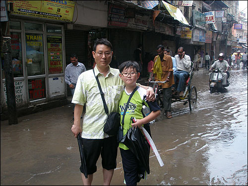 몬슨기후로 하루 몇차례 수렁으로 바뀌는 인도의 거리