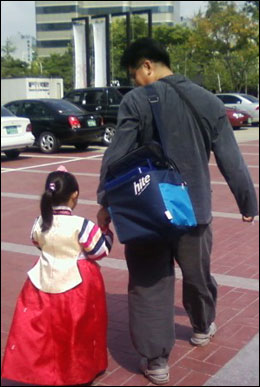 권혜진 흥사단 교육운동본부 사무처장이 조계사로 찾아온 6살 딸의 손을 잡고 식사를 하러 가고 있다. 