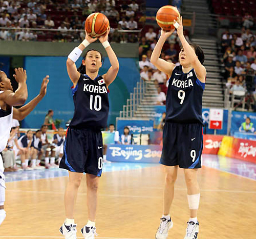 변연하(사진 왼쪽)와 정선민 베이징올림픽 당시 한국의 8강행을 합작했던 그들은 이제 서로 상대팀으로 만나 팀의 우승을 위해 겨뤄야 한다