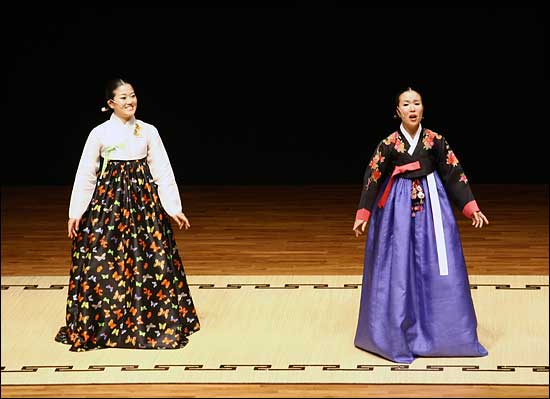 경기민요 경기민요를 부르는 최수정(오른쪽)과 박영희
