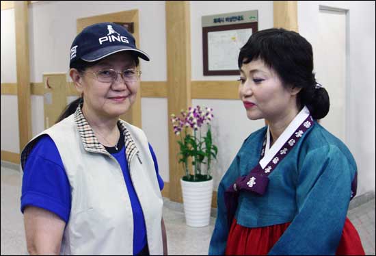 공연 뒤 사회자 현경채 교수(왼쪽)의 도움을 받아 중국인 자오위강(오른쪽)과 잠깐 대담을 했다.