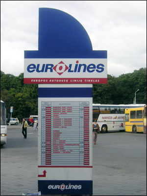 리투아니아 제2의 도시 카우나스 버스터미널의 유로라인 전용 승차장. 독일, 벨기에, 영국 등 유럽 각국으로 가는 버스 시간 정보가 빼곡하다.