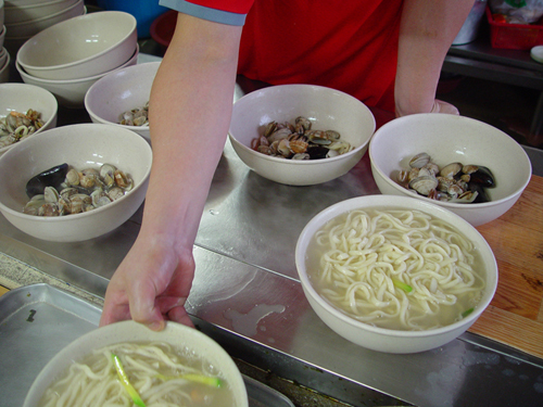 맛나게 만들어지고 있는 해물칼국수  바지락, 홍합등의 해물은 밑에 깔고 위에 호박과 김, 고추를 얹는다.