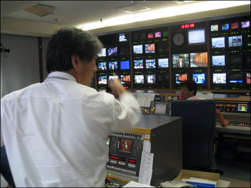 YTN 노동조합의 '생방송 시위'가 그대로 방송에 노출되자 정영근 편집부국장이 20층 메인 스튜디오 근무자들에게 "화면 내리라"고 말하고 있다.  