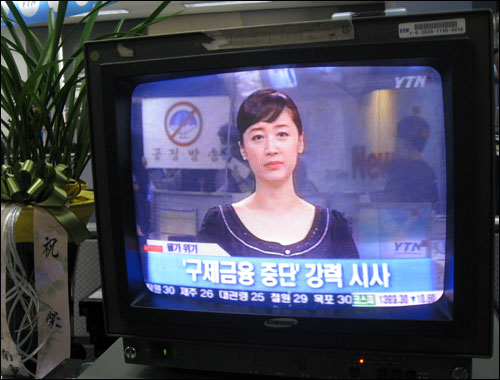 YTN 노동조합은 16일 오후 1시 생방송 <뉴스의 현장> 시간에 이른바 '생방송 시위'를 벌였다. 노조가 든 "공정방송" "YTN 접수 기도 낙하산은 물러가라!"라고 적힌 피켓은 그대로 방송에 노출됐다. 