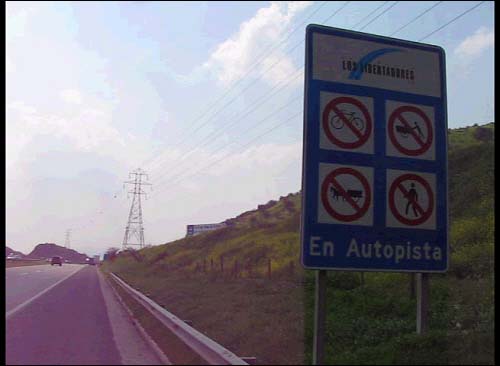 자전거 진입을 금지하는 표지판 ( 조나단과 분명히 다른 모습니다. -_-) 
