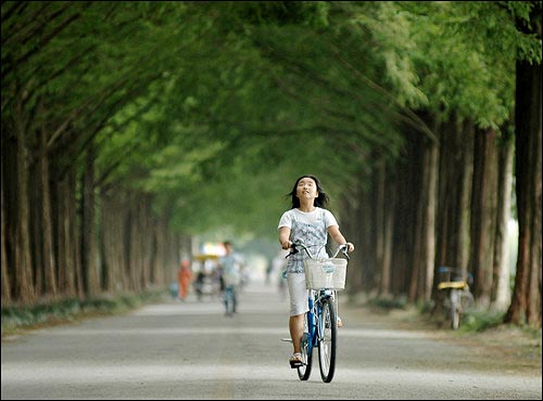  여유있게 자전거를 탈 수 있는 곳이어서 좋다. 전남 광주 효동 초등학교 다닌다는 영주의 모습이 행복해 보인다.