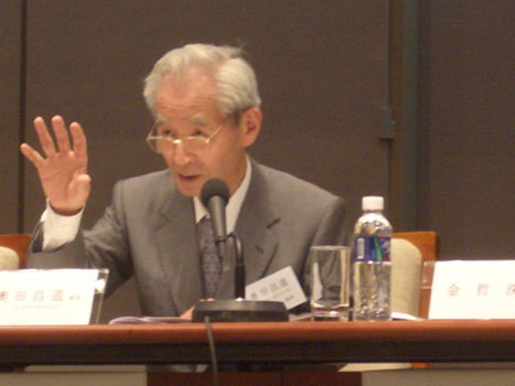 그는 일본 법과대학원의 현상과 과제에 대해 발표했다.