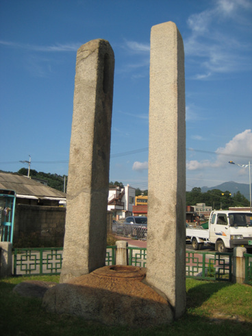 봉산동 당간지주 인근에는 봉산동 당간지주와 석조 보살입상이 잇다.