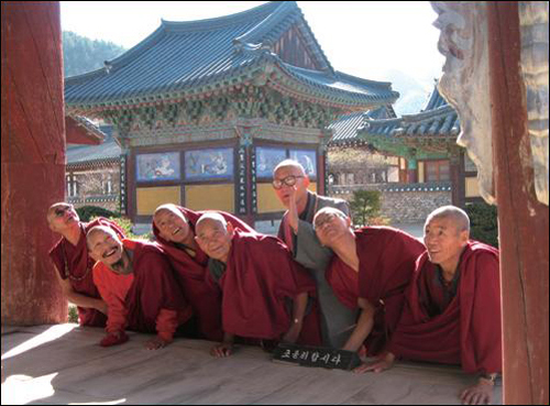 운문사를 방문해 신기한 듯 천장을 바라보는 티베트 스님들