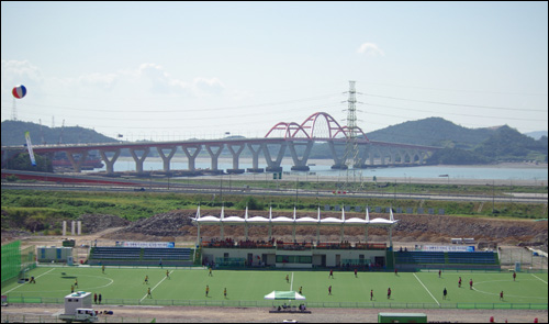  제89회 전국체전 개최 경기장 가운데 하나인 목포 하키경기장. 뒤로 목포와 신안 압해도를 잇는 연륙교가 보인다.