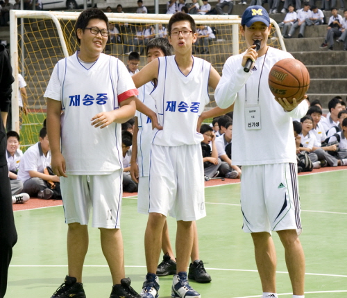   일일교사로 참가한 부산 KTF 신기성이 학생들에게 농구기술을 설명해주고 있다.