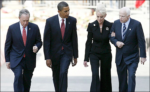 오바마 민주당 대선후보와 매케인 공화당 대선후보가 2008년 9월 11일 뉴욕 '그라운드제로'에 헌화한 뒤 함께 걷고 있다.