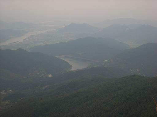 금오산 정상에서...저기 아래로 안태호가 보이고, 멀리 낙동강까지 보인다...