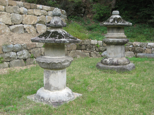 위치가 옮겨져 있는 동 서부도 형상이 차이가 난다. 동 부도에는 석탑에서 보이는 문비가 4개 조각되어 있다. 