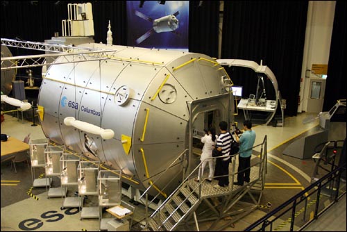 국제우주정거장(ISS)에 장착된 ESA 우주실험실 '콜롬부스' 실제크기 모형.