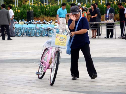 한 참여자가 경품 추첨으로 당첨된 자전거를 받은 후 기뻐하고 있다.