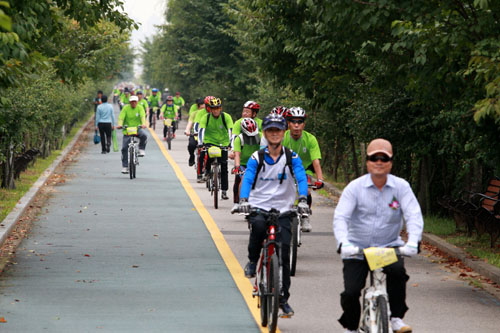 성내천 둑에 잘 조성된 자전거 전용도로를 달리고 있는 참여자들의 자전거 행렬