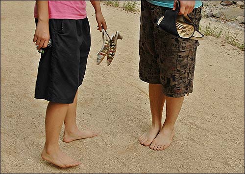 아이들이 벗은 신발을 들고  체험로를 맨발로 걸어 가다  발사진을 찍어 달라며 멈춰 선다. 개구쟁이들이다.