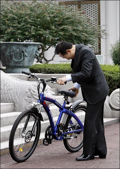 22일 '차없는 날'을 맞아 전기자전거를 타고 출근하는 이명박 대통령.