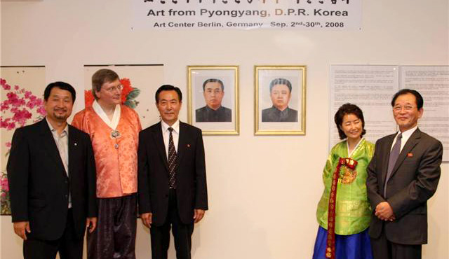  북에서 참석한 주독 홍창일 대사(맨오른쪽), 김혁 문화성 미술국 과장(왼쪽서 두번째), 그리고 주관처 대표인 최상균 선생(맨왼쪽)이 기념촬영