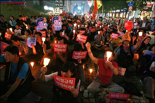 지난 23일 저녁 서울 청계광장에서 열린 '비정규직 없는 세상 만들기 일만선언 일만행동 촛불 문화제'에서 비정규직 노동자들과 대학생, 시민들이 촛불을 들고 구호를 외치고 있다.