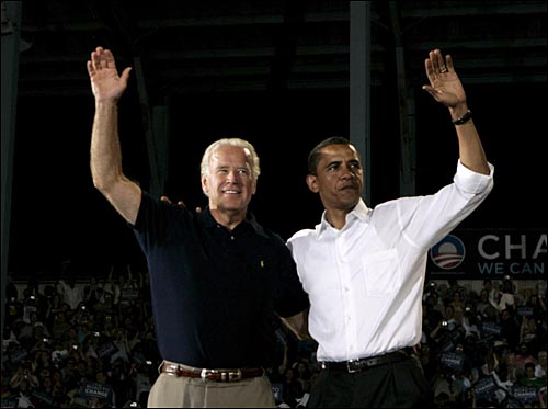 8월 31일 미국 미시건주 배틀 크릭에서 민주당 대선후보 버락 오바마 상원의원과 부통령 후보 조지프 바이든 상원의원이 선거유세에서 손을 들어 인사하고 있다.