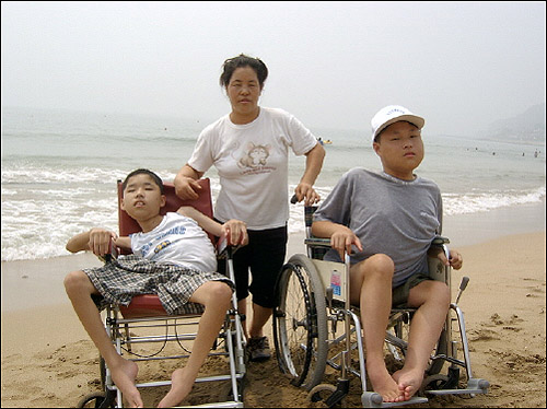 2006년도에 장애 형제 생애 최초로 더아모의집 식구들과 함께 부산으로 해수욕을 다녀왔다. 이 때만 해도 이들은 휠체어를 탈 수 있었지만, 지금은 거의 누워서 생활한다. 그나마 윤채는 그 생활을 청산하고 하늘나라로 가버렸지만 말이다.